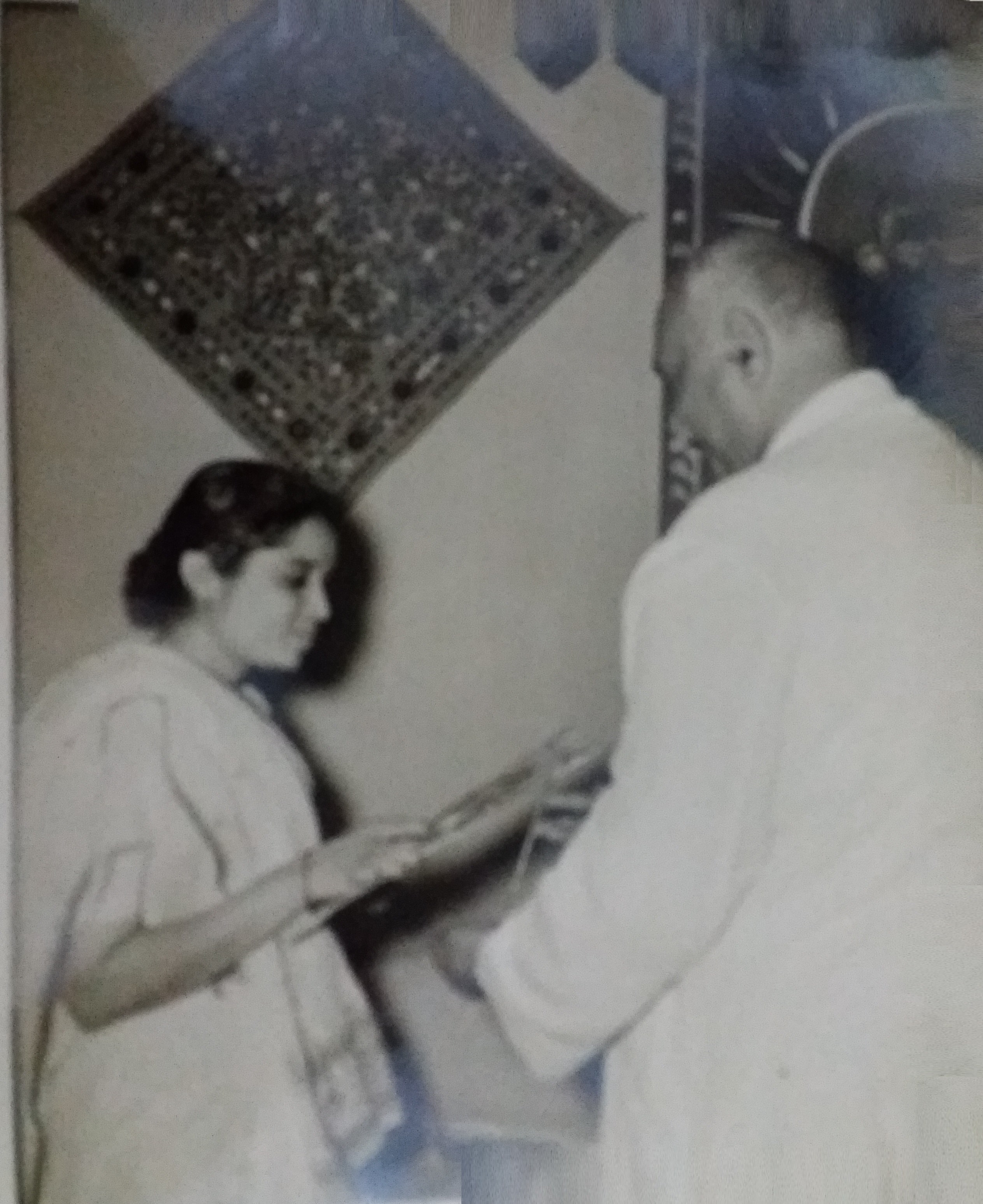 Vidyaben being awarded by Jamsaheb of Jamnagar 1950